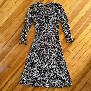Reformation Port Midi Long Sleeve Dress in Leopard Print Size 6 thumbnail 4