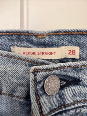 Levi’s Wedgie Straight Jeans 28x28 High Rise‎ Distressed Light Wash thumbnail 2