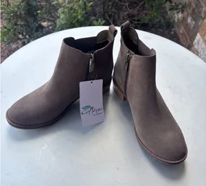 Aqua College Lori‎ Waterproof Suede Ankle Boots Dark Taupe Womens 6 B6382 02C thumbnail 1