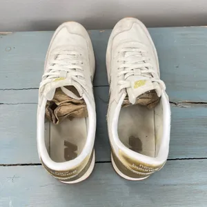 New Balance 620 Women 9.5 Sneakers Cream Gold Metallic CW620JD2 Low Top Shoes thumbnail 5