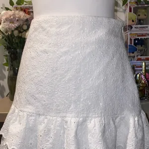 Zara 90s vintage girly whimsical white lace tiered eyelet mini skirt w/ ruffles thumbnail 3