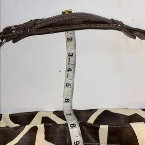 Source Unknown BROWN & CREAM FAUX LEATHER GIRAFFE PRINT DESIGN BIG BUCKET BAG SILVER HARDWARE thumbnail 11