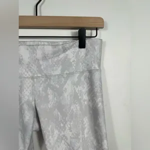 Alo Yoga Leggings Women’s‎ Small Gray White Python Print Cropped High Rise Yoga thumbnail 5