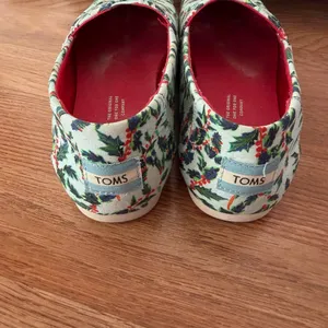 Tom’s Size 7 Mint Holly Jolly Slip Ons thumbnail 5