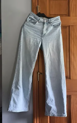 H&M High-Waisted Jeans thumbnail 1