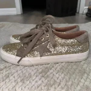 2/$20 Not Rated Women's ILLANA Fashion Sneaker Gold Star Glitter thumbnail 3