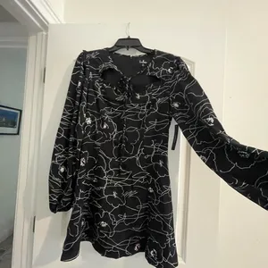 Lulus Chic It Out Black Print Long Sleeve Cutout Mini Dress - Size M thumbnail 3
