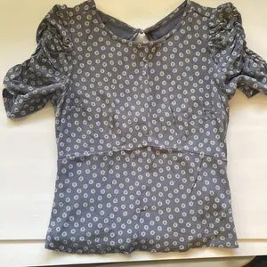 Abercrombie blue floral ruched short sleeve open back smocked blouse, size medium thumbnail 2