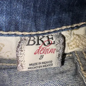 BKE Sabrina Denim Capris Womens 27 Medium Wash Embroidered Frayed Hem Cropped thumbnail 9