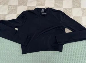 Vuori Long Sleeve‎ Cove Mock Neck Top size M thumbnail 1