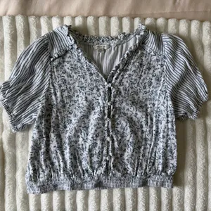 American Eagle Light Blue Floral & Stripe Short-Sleeve Peasant Top thumbnail 1