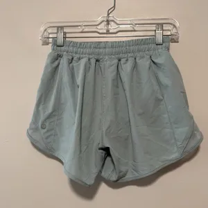 Lululemon Hotty Hot Short II *Long 4" in Hazy Jade Green Size 4‎ Tall thumbnail 5