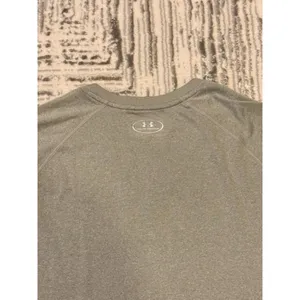 Under Armour women's small (semi-fitted) Heatgear V-neck t-shirt) thumbnail 4