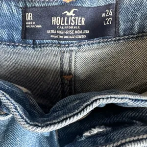 Hollister ultra high-rise ripped doodle Mom jeans 0/24 thumbnail 4
