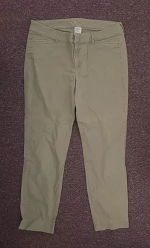 Old Navy Olive Green Cropped Pixie Pants thumbnail 1
