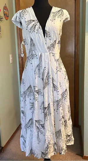 Free People white with floral print deep v-neck midi dress cap sleeves size 8 thumbnail 1