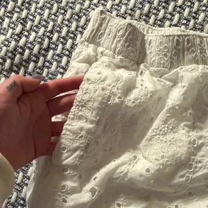 Abercrombie White Eyelet Lace Shorts thumbnail 4