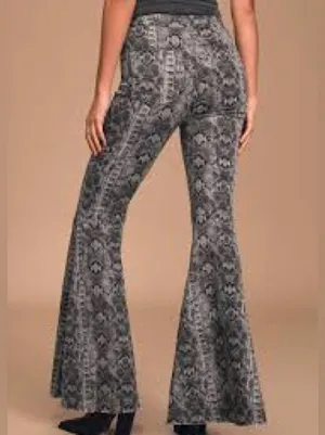 Free People Just Float On Flare Jeans Womens 31 Grey Snake Print Excellent Flare thumbnail 3