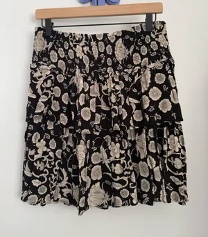 Anthropologie Medium Somerset Mini Skirt Black Beige Floral Tiered Flowy Boho thumbnail 1