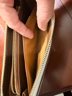 Authentic COACH White Pebbled Leather Wallet / Wristlet – Excellent Condition thumbnail 8