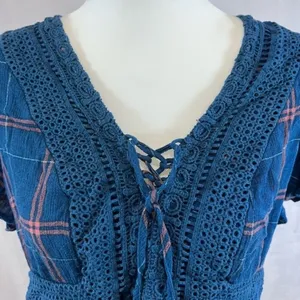 Torrid Babydoll Crinkle Plaid Crochet Inset Lace-Up Top size 0 (large) thumbnail 5