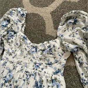 Altard state blue and white floral mini dress 💙🤍 women’s XXS long sleeve thumbnail 4