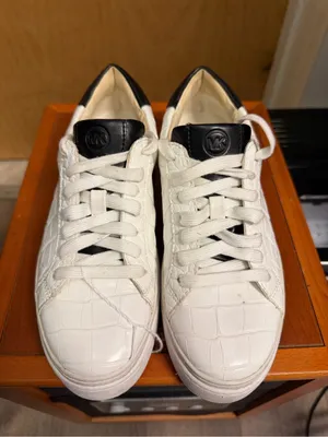 Michael Kors White Croc Embossed Low Top Sneakers Size 6.5 thumbnail 3
