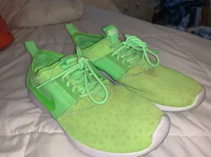 Nike Green Shoes thumbnail 1