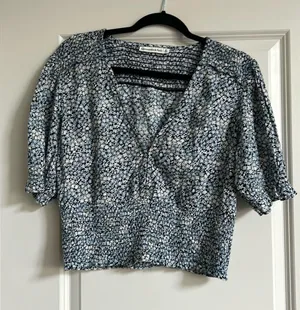 Abercrombie & Fitch - Blue Floral Crop Top thumbnail 1