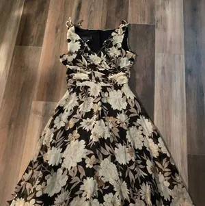 Floral midi dress Size 6 thumbnail 2