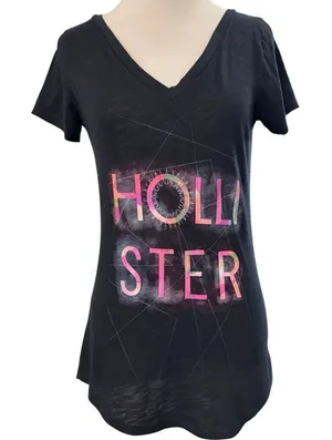 Hollister Black Graphic V Neck Tee Women’s Small Pink Logo Shirt thumbnail 1