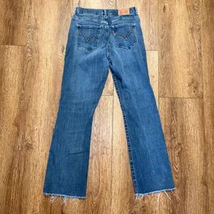 Levi's Classic Bootcut Jeans Medium Wash Raw Hem Womens Size 4 27x29 thumbnail 2