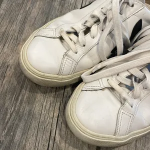 Veja women’s White and Black Sneakers thumbnail 7