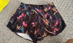 Lululemon Hotty Hot 4" thumbnail 1