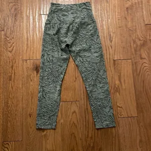 Beyond Yoga jungle fern space dye high rise 21” crop leggings xs thumbnail 3