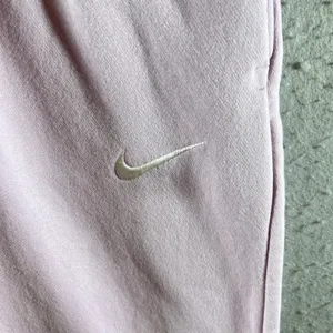 1014‎ | Nike High Waisted Logo Fleece Jogger Sweatpants Lavender Womens XS thumbnail 4