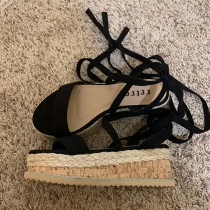 Pretty Little Thing women’s sandals thumbnail 1