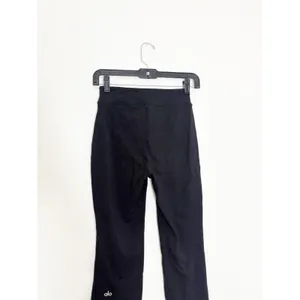 Alo Airbrush High-Waist Flutter Cropped Leggings Size XS Black Split Flare Hem thumbnail 10