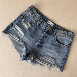 Zara Women‎ Distressed Denim Shorts Medium Wash Button Fly Size 4 thumbnail 2
