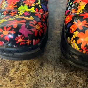 Klogs non-slip floral shoe. There‎ are some black off the toe and heel 7.5M thumbnail 2