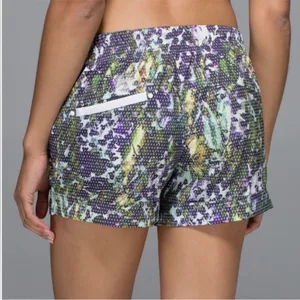 Lululemon Spring Breakaway Short Floral White Multi size 8 thumbnail 3