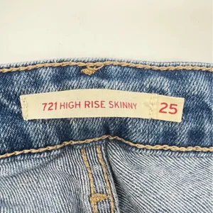 Levi's Women's High Rise Skinny Leg w/Cuffs Medium Wash Blue Jeans-Size 25 thumbnail 11