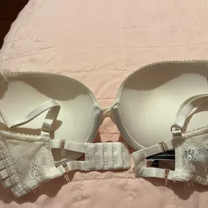 Victoria’s Secret Cream Color/Lace Very Sexy Push Up Bra size 32DD thumbnail 3