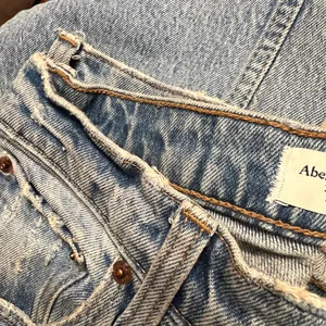 Abercrombie & Fitch 90’s Straight Ultra High Rise Jeans thumbnail 4