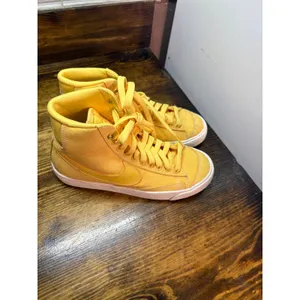 Nike‎ Yellow Sneakers Size 5.5 thumbnail 2