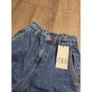 Zara NWT High Rise Paperbag Waist Tapered Light Wash Denim Jeans Size 6 thumbnail 2