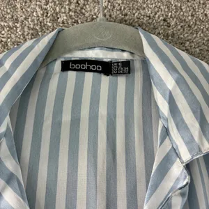 Boohoo Womens Pajama Set Size 2 Blue White Striped Shirt Shorts Sleepwear Lounge thumbnail 6