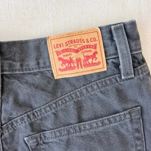 Levi's High Waisted Mom Shorts Womens 28 Black Denim Retro Summer Cut Offs thumbnail 2