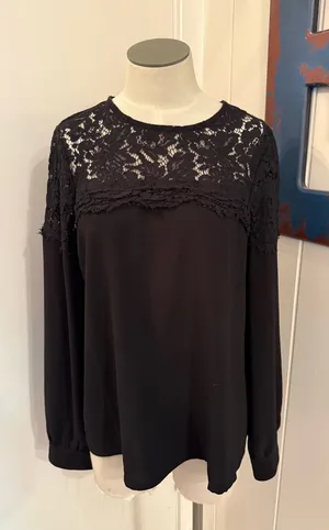 Lulu's Black Lace Yoke Long Sleeve Blouse Sz M with button cuff thumbnail 1