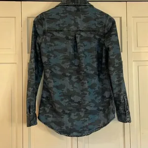 Blank NYC camo snap front denim shacket button down xs thumbnail 6